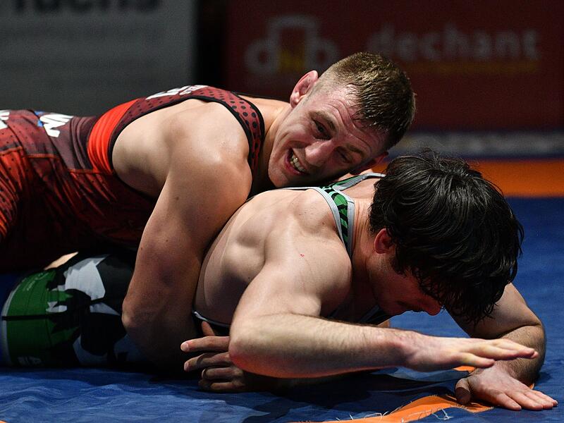 Der Lichtenfelser Maximilian Schwabe (rot) gegen Michael Janot. Der Lichtenfelser Maximilian Schwabe (rot) gegen Michael Janot.