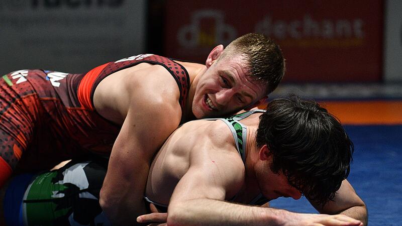 Der Lichtenfelser Maximilian Schwabe (rot) gegen Michael Janot.