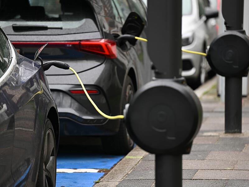 Elektroautos an E-Lades&auml;ulen