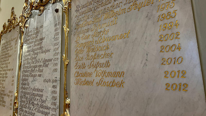 Brose-Erbin Christine Volkmann steht als Wohltäterin der Stadt Coburg auf der Marmortafel im Rathaus. Brose-Erbin Christine Volkmann steht als Wohltäterin der Stadt Coburg auf der Marmortafel im Rathaus.