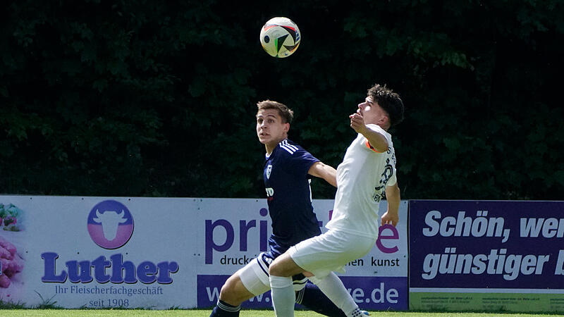 Eine Szene aus dem Hinspiel in Mönchröden: TSV-Akteur Tim Holzheid (links) im Duell mit dem Karlburger Jan Wabnitz, der am Samstag das 2:0 für seine Mannschaft erzielte.
