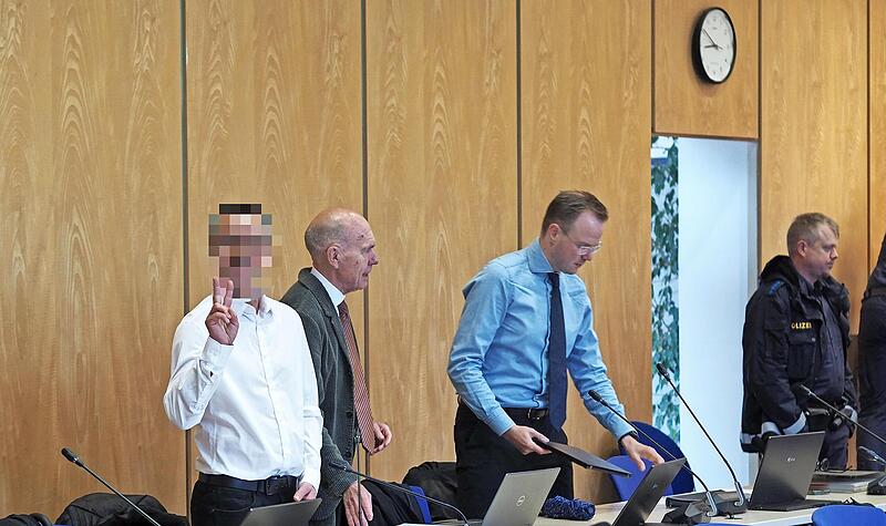 Mit einem Beil hat im vergangenen Sommer ein Mann auf einen 18-j&auml;hrigen Syrer im Coburger Steinweg eingeschlagen. Vorausgegangen war eine in die Br&uuml;che gegangene Beziehung des Sohnes. Eine Aussprache mit der jungen Frau sei eskaliert, und es kam z...