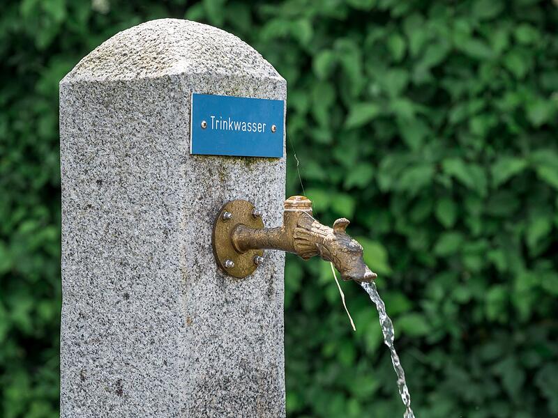 Brunnen mit Trinkwasser Brunnen mit Trinkwasser