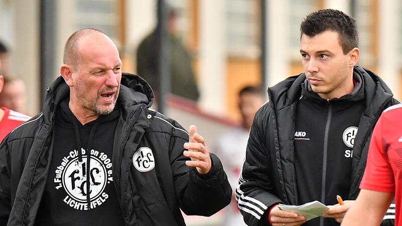 Not amused war Oliver Müller (links) im Heimspiel gegen Vatan Spor Aschaffenburg. Sein Co-Trainer Stefan Dietz schaut überrascht ob der Verärgerung seines Chefs. Die Partie ging mit 0:1 verloren, es war nur eine von drei Heimniederlagen.
