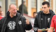 Not amused war Oliver Müller (links) im Heimspiel gegen Vatan Spor Aschaffenburg. Sein Co-Trainer Stefan Dietz schaut überrascht ob der Verärgerung seines Chefs. Die Partie ging mit 0:1 verloren, es war nur eine von drei Heimniederlagen.