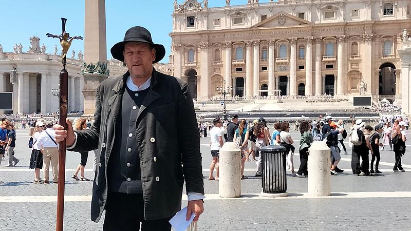 Pilger Hubert Hunstein ist vor dem Petersdom in Rom angekommen.Forchheim & Fränkische Schweiz Pilger Hubert Hunstein ist vor dem Petersdom in Rom angekommen.Forchheim & Fränkische Schweiz