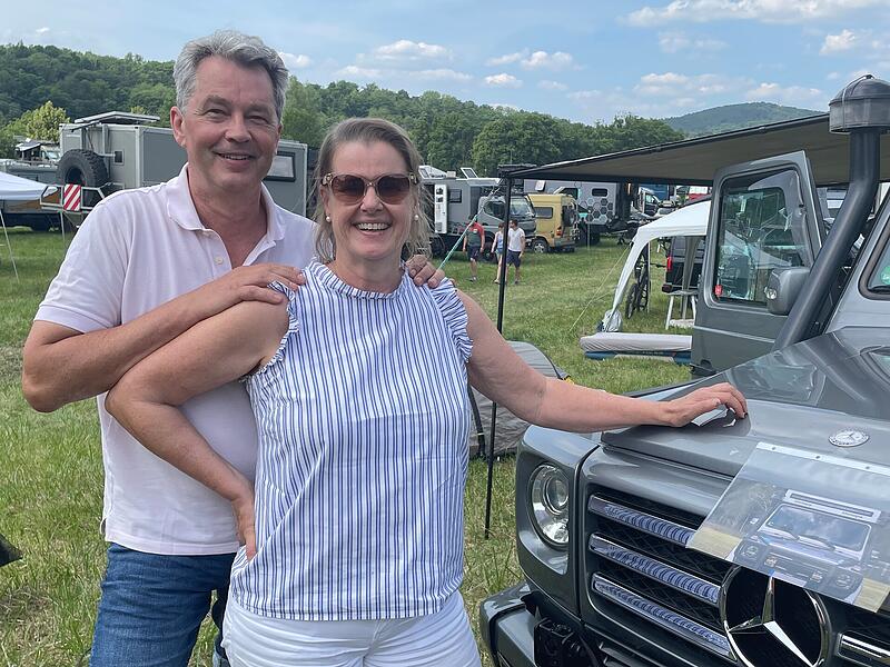 Renate Mönnich und Mann Stefan haben ihr erstes Offroad-Fahrzeug 2017 nach ihrem ersten Messebesuch noch in Bad Kissingen gekauft. Renate Mönnich und Mann Stefan haben ihr erstes Offroad-Fahrzeug 2017 nach ihrem ersten Messebesuch noch in Bad Kissingen gekauft.