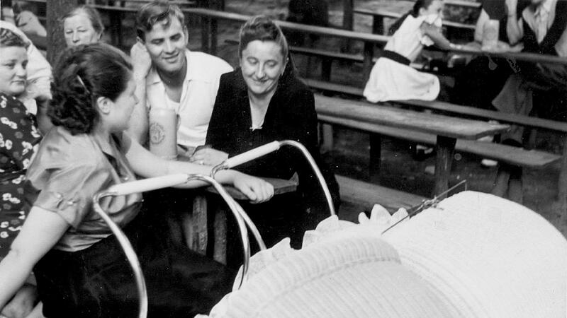 Seine Eltern Betty und Georg Hagen nahmen ihren Dieter im Kinderwagen mit auf die Kirchweih. Seine Eltern Betty und Georg Hagen nahmen ihren Dieter im Kinderwagen mit auf die Kirchweih.