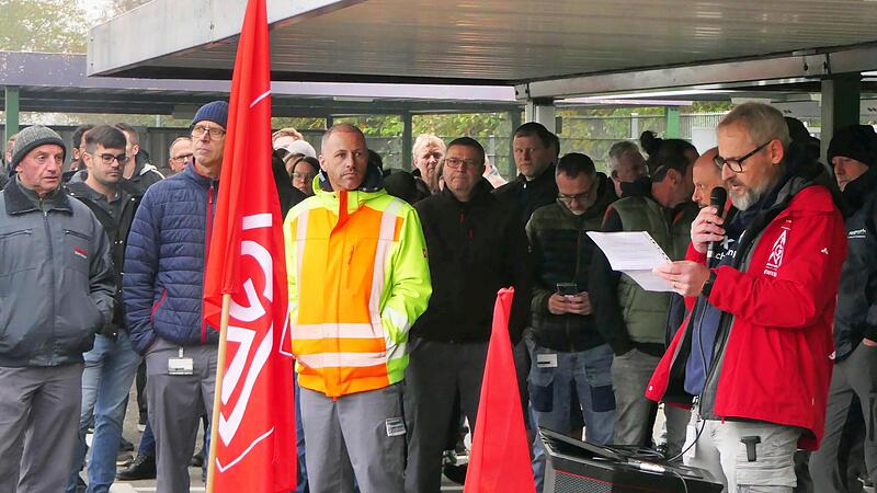 &bdquo;Wir brennen f&uuml;r unseren Standort in Augsfeld&ldquo;, machte der stellvertretende Betriebsratsvorsitzende Stefan Selig (rechts) den Widerstand der Belegschaft deutlich. Insgesamt 150 Besch&auml;ftigte nahmen an der &bdquo;aktiven Pause&ldquo; teil.