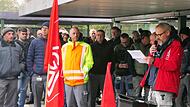 „Wir brennen für unseren Standort in Augsfeld“, machte der stellvertretende Betriebsratsvorsitzende Stefan Selig (rechts) den Widerstand der Belegschaft deutlich. Insgesamt 150 Beschäftigte nahmen an der „aktiven Pause“ teil.