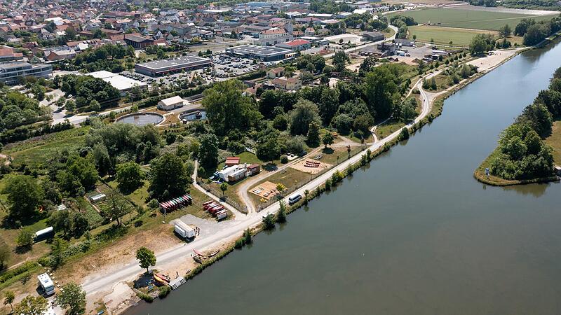 Blick von oben auf die Volkacher Mainl&auml;nde. Zu sehen sind der Wohnmobil-Stellplatz (links vorne) und die Anlegestelle des Kanuverleihs. Die neue Planung der Mainl&auml;nde soll weiter Richtung S&uuml;den (rechts) reichen, &uuml;ber den Kanuverleih Waterwalker hinaus.