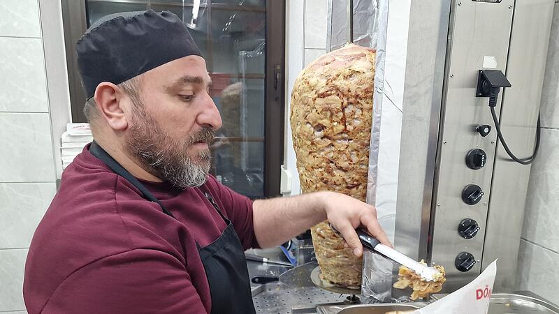 Haytham Alrahmon in seinem Element. Der gelernte Koch f&uuml;llt einen D&ouml;ner.