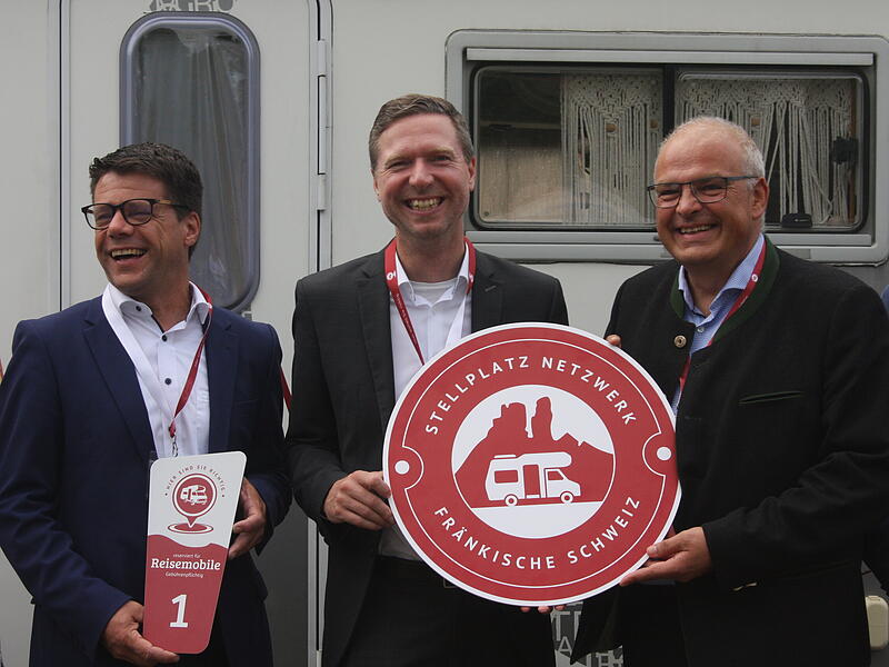 Baudirektor Thomas M&uuml;ller (ALE), Landrat Florian Wiedemann und Landrat Hanng&ouml;rg Zimmermann (von links) bei der Er&ouml;ffnung des neuen Stellplatzsystems in Waischenfeld.