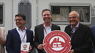 Baudirektor Thomas M&uuml;ller (ALE), Landrat Florian Wiedemann und Landrat Hanng&ouml;rg Zimmermann (von links) bei der Er&ouml;ffnung des neuen Stellplatzsystems in Waischenfeld.