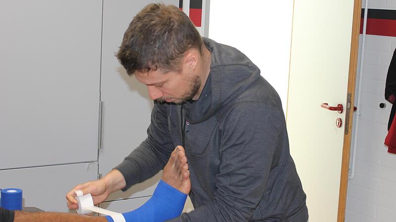 Brose-Physiotherapeut Stefan Dall legt Fl&uuml;gelspieler Trevis Simpson einen Tapeverband an.