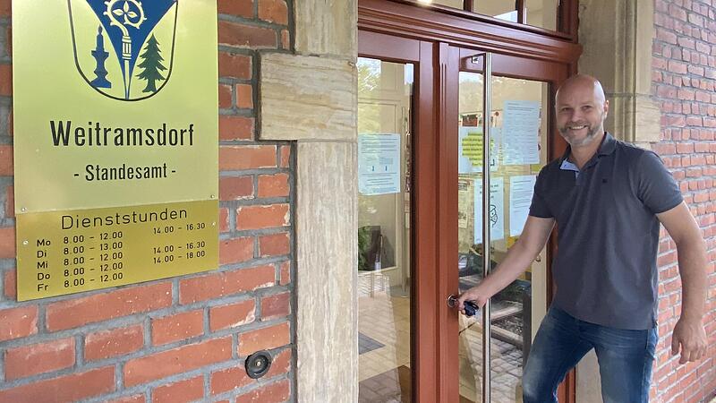 Christian Brettschneider (CSU), Bürgermeister von Weitramsdorf tritt Ende des Jahres zurück und beendet damit eine kurze Amtszeit. Christian Brettschneider (CSU), Bürgermeister von Weitramsdorf tritt Ende des Jahres zurück und beendet damit eine kurze Amtszeit.