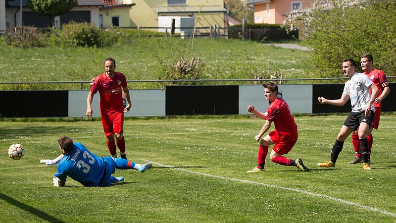 :Gegen drei Wilhelmsthaler setzt sich Haigs Philipp Stahlmann (wei&szlig;es Trikot) durch und erzielt den F&uuml;hrungstreffer f&uuml;r die Heimelf.