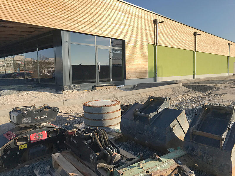 Noch ist das Gel&auml;nde eine Baustelle. Aber schon im Februar will Ebl seine neueste Filiale in Adelsdorf er&ouml;ffnen.