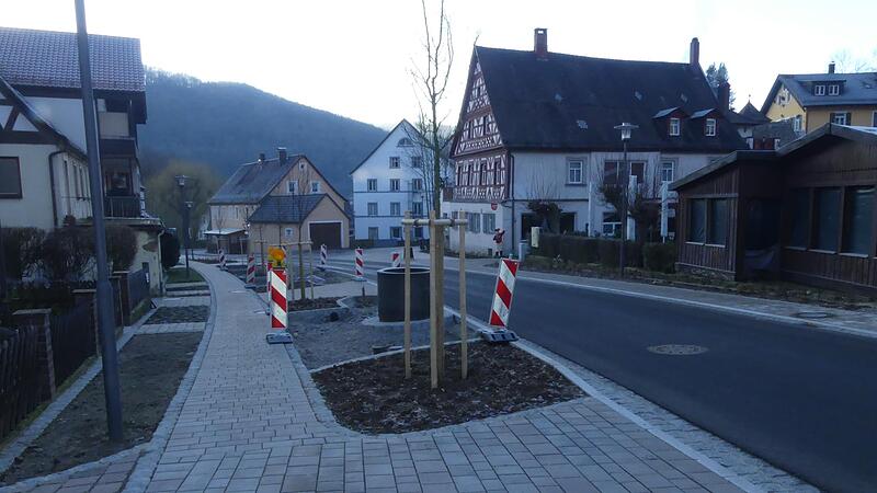 Der neue Dorfplatz in Streitberg hat B&auml;ume und eine &bdquo;Steinerne Rinne&ldquo; erhalten.Forchheim & Fr&auml;nkische Schweiz