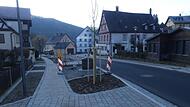 Der neue Dorfplatz in Streitberg hat B&auml;ume und eine &bdquo;Steinerne Rinne&ldquo; erhalten.Forchheim & Fr&auml;nkische Schweiz