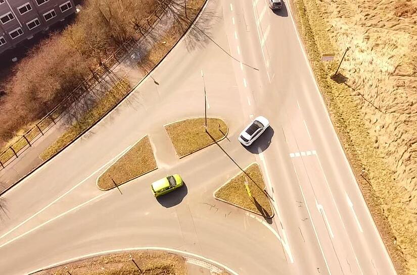 Die bestehende Einmündung, die durch einen Kreisverkehr ersetzt werden wird, von oben.