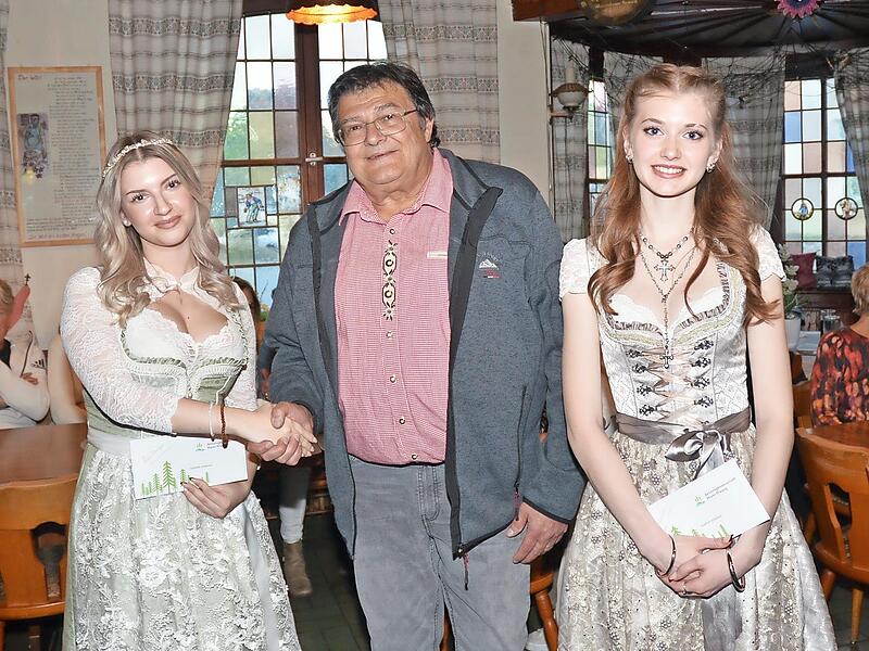 Weinkönigin Zoe Kestel (links) mit Vorsitzendem Wolfgang Förtsch und Prinzessin Anna Luisa Scherbel.