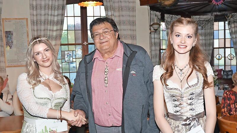 Weinkönigin Zoe Kestel (links) mit Vorsitzendem Wolfgang Förtsch und Prinzessin Anna Luisa Scherbel.