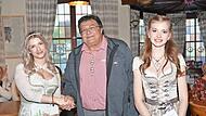 Weinkönigin Zoe Kestel (links) mit Vorsitzendem Wolfgang Förtsch und Prinzessin Anna Luisa Scherbel.