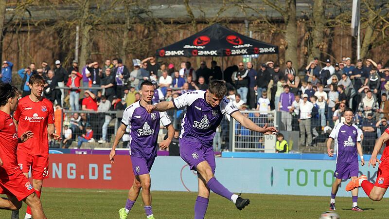 Strammer Schuss: Andreas Pfahlmann trifft die Kugel voll zum 1:1