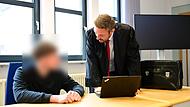 Der Angeklagte und sein Verteidiger Maximilian Glabasnia aus Bamberg