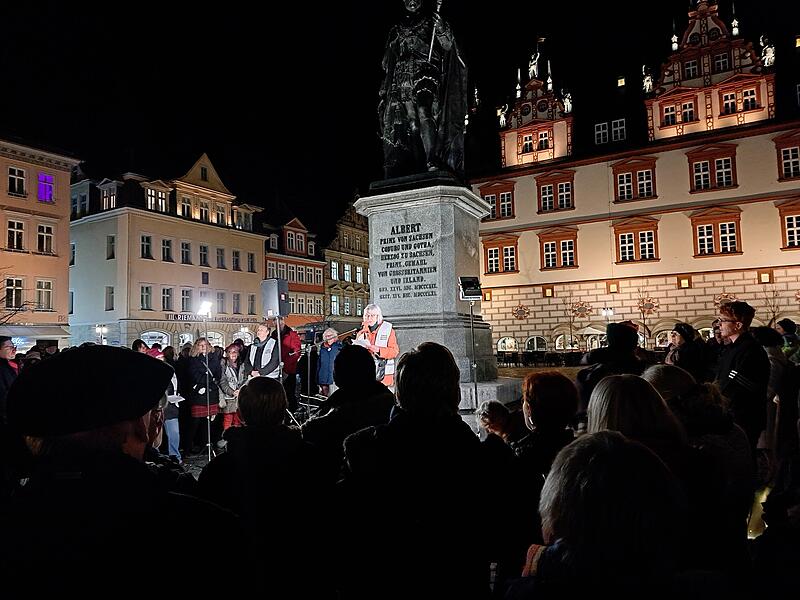 Eine Lichterkette auf dem Marktplatz