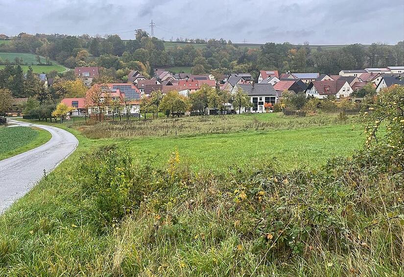 Schönbrunn ist nicht nur bei Energieproduzenten gefragt, sondern auch bei Bauherren. Im Bildvordergrund die Fläche, auf der bald das Baugebiet „Eichholz“ erschlossen werden soll. Sechs Baugrundstücke entstehen.