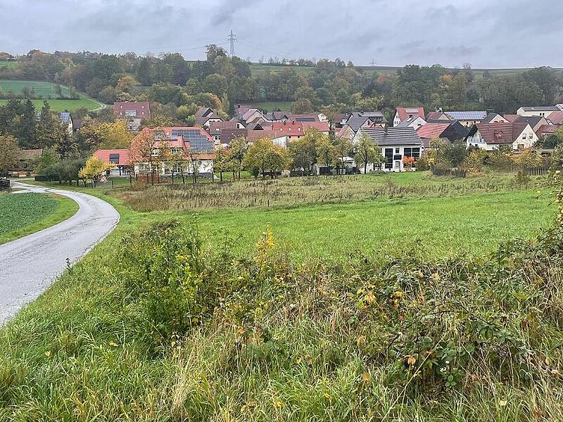 Schönbrunn ist nicht nur bei Energieproduzenten gefragt, sondern auch bei Bauherren. Im Bildvordergrund die Fläche, auf der bald das Baugebiet „Eichholz“ erschlossen werden soll. Sechs Baugrundstücke entstehen.