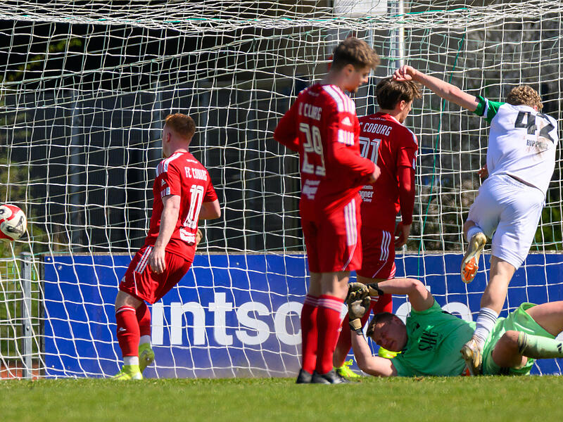 Felix Rippert drischt den Ball nach einer Ecke zum 1:0 f&uuml;r den SC Eltersdorf gegen den FC Coburg ins Netz.