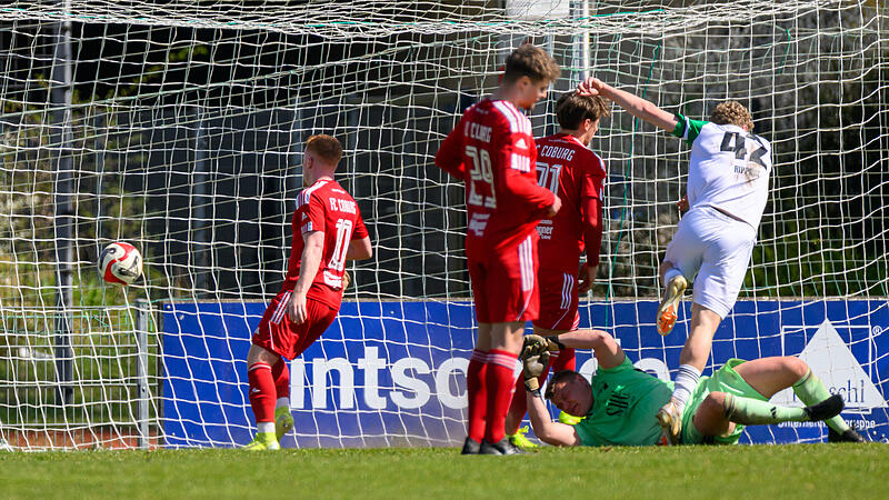 Felix Rippert drischt den Ball nach einer Ecke zum 1:0 f&uuml;r den SC Eltersdorf gegen den FC Coburg ins Netz.