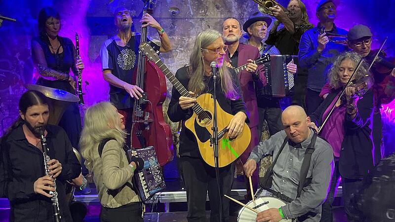 Die Musiker und Musikerinnen der „17 Hippies“ präsentieren auf der „9000-Nächte-Zugaben-Tour“ die Sternstunden ihres Schaffens – nun auch in Forchheim.