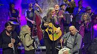 Die Musiker und Musikerinnen der „17 Hippies“ präsentieren auf der „9000-Nächte-Zugaben-Tour“ die Sternstunden ihres Schaffens – nun auch in Forchheim.