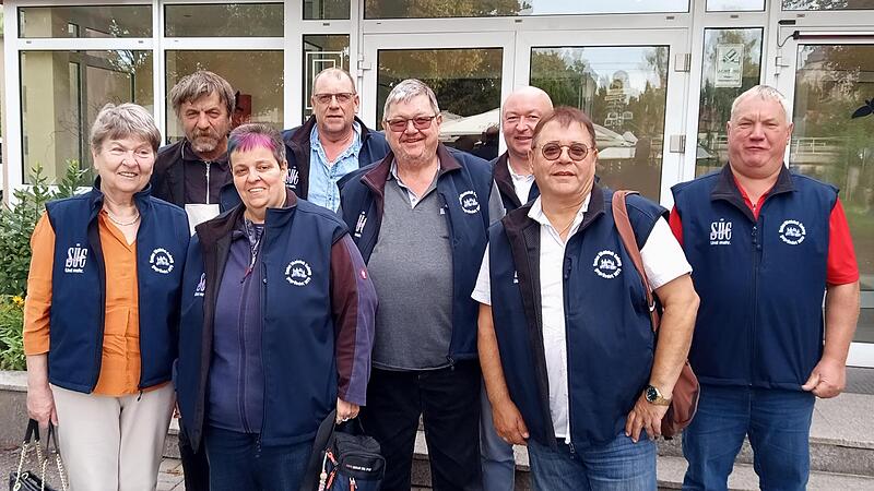 Die Liga-Skater des Skat Clubs: Elisabeth Weber, Silvio Grützner, Conny Westhoff, Thomas Flurschütz, Martin Stadler, Christian Erdenbrecher, Axel Turloff, Matthias Schreiner. Die Liga-Skater des Skat Clubs: Elisabeth Weber, Silvio Grützner, Conny Westhoff, Thomas Flurschütz, Martin Stadler, Christian Erdenbrecher, Axel Turloff, Matthias Schreiner.