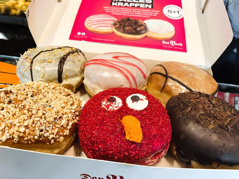 Krapfen Der Beck Elmo aus der Sesamstraße als Krapfen: Das Gebäck mit roten Kokosflocken und einer Füllung aus Puddingcreme und Kirschen werdet ist ein Einfall von der Bäckerei der Beck.
