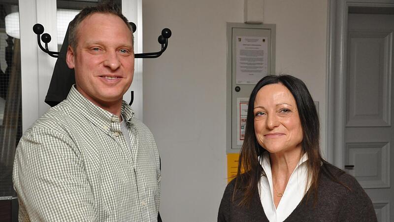 Der knapp unterlegene Michael Krug gratulierte am Sonntag der neuen Bürgermeisterin Marion Fleischmann-Hilton.