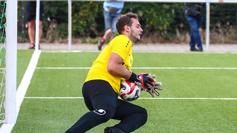 Stockheims Keeper Max Lifka muss beim TSV Breitengüßbach auf der Hut sein, ist es doch  für den FC Stockheim ein eher unbekannter Gegner.