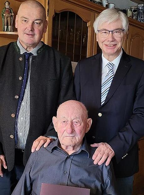 V.l.: Zweiter Bürgermeister Volker Pflaum und Bürgermeister Rüdiger Gerst überbrachten Alfons Keller (sitzend) die Glückwünsche der Gemeinde.