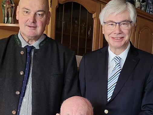 V.l.: Zweiter Bürgermeister Volker Pflaum und Bürgermeister Rüdiger Gerst überbrachten Alfons Keller (sitzend) die Glückwünsche der Gemeinde.