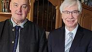 V.l.: Zweiter Bürgermeister Volker Pflaum und Bürgermeister Rüdiger Gerst überbrachten Alfons Keller (sitzend) die Glückwünsche der Gemeinde.