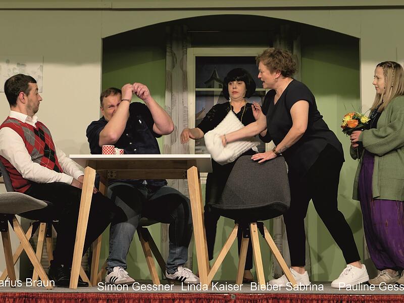 Die Theatergruppe Thundorf hat insgesamt zehn Vorstellungen gegeben. In dem St&uuml;ck waren unter anderem zu sehen (von links) Marius Braun, Simon Gessner, Linda Kaiser, Sabrina Bieber und Pauline Gessner.