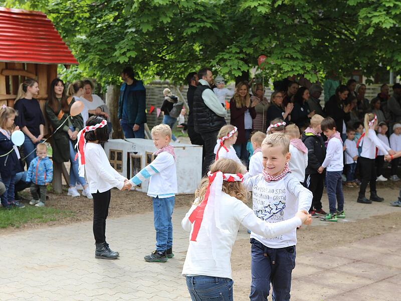 Auch beim Abschlusstanz nach der Aufführung mit ihren Erzieherinnen waren die Kinder mit Feuereifer bei der Sache.
