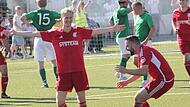 Zauber-Freistoß: Philipp Eiermann lässt sich für sein feines Füßchen feiern.