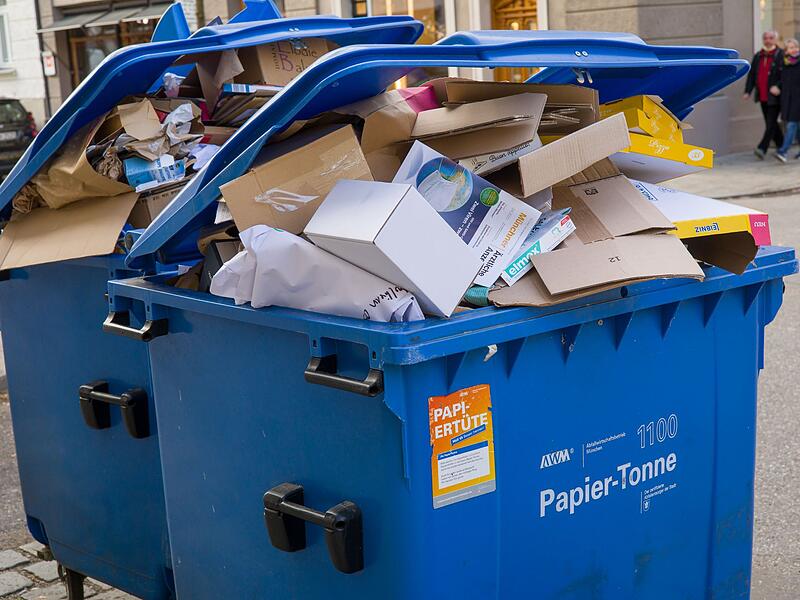 &Uuml;berquellende Papiercontainer