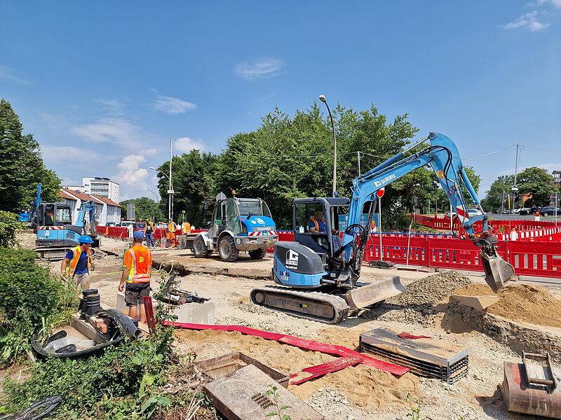 Wenn es heiß ist und die Sonne scheint, ist das keine leichte Arbeit für die Männer der Baufirma. Wenn es heiß ist und die Sonne scheint, ist das keine leichte Arbeit für die Männer der Baufirma.