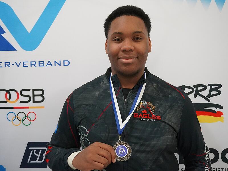 Luke Uhunmwuagho vom AC Lichtenfels gewann zwei bayerische Vizetitel im Ringen.